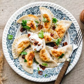 Vegane Piroggen mit Kartoffeln, Sauerkraut und Pilzen