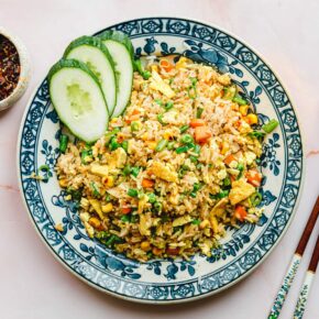 Veganer gebratener Reis mit Tofu-Ei