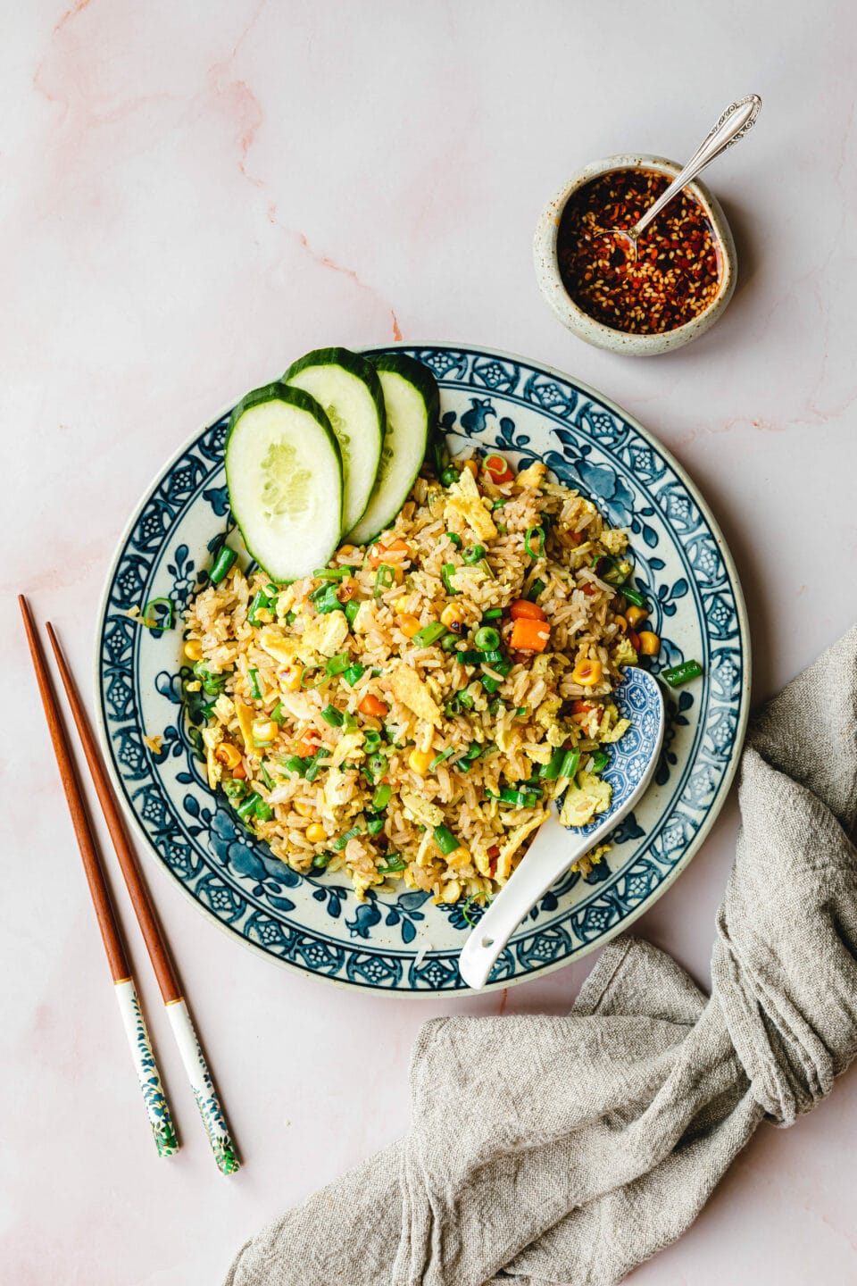 Veganer gebratener Reis mit Tofu-Ei