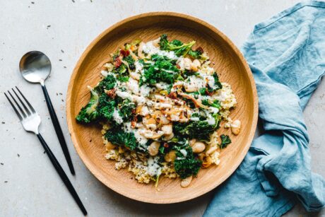 Schnelle Grünkohlpfanne mit weißen Bohnen & getrockneten Tomaten