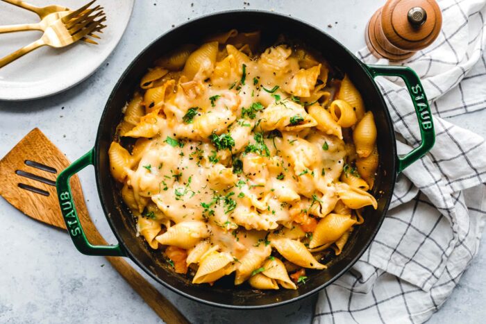 Cremiger veganer Kürbis-Nudelauflauf