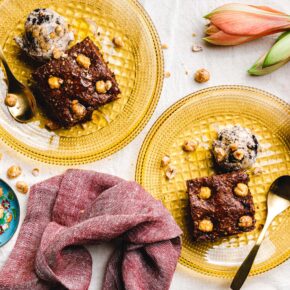 Vegane Nuss-Brownies mit gebrannten Haselnüssen