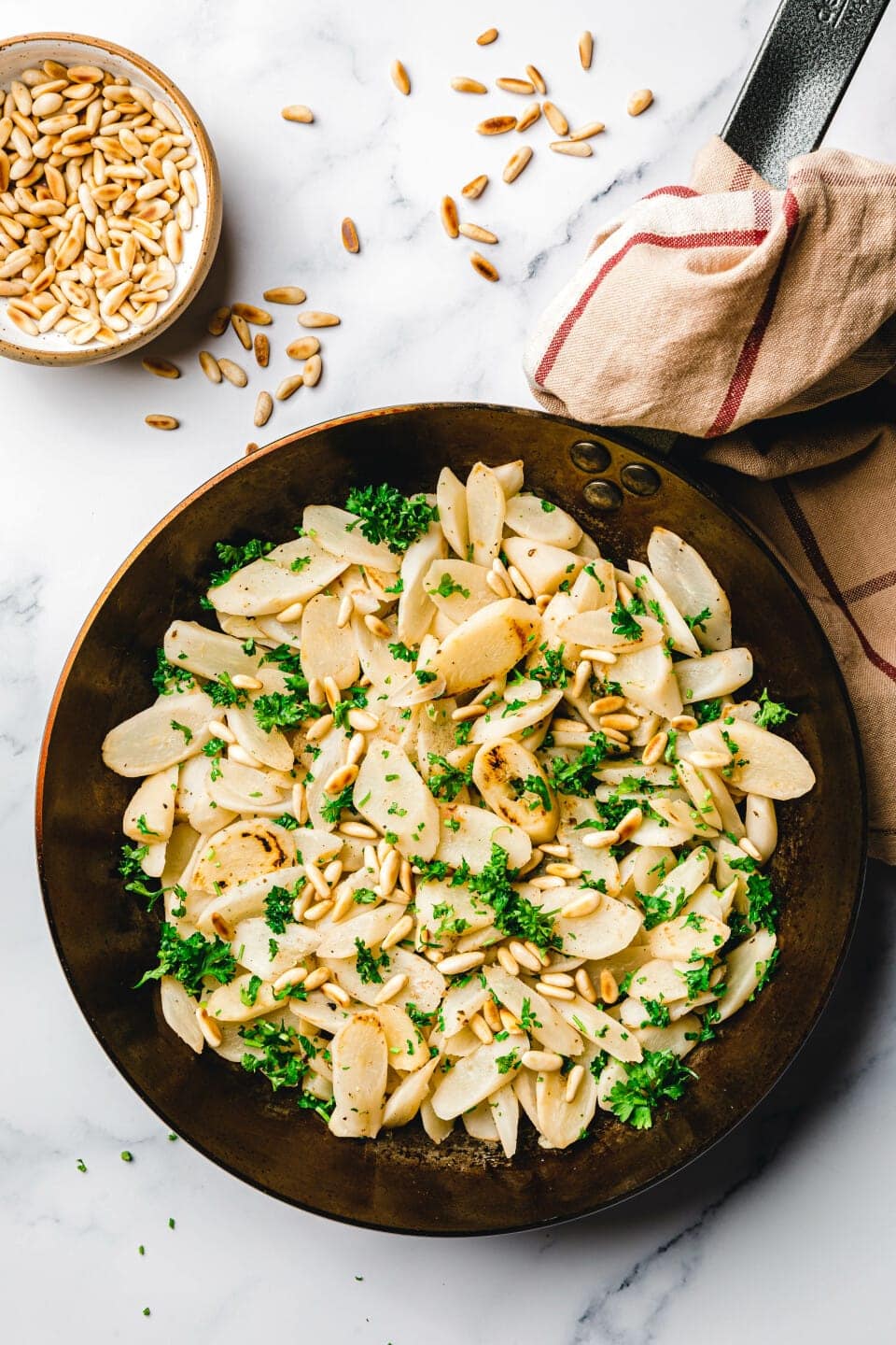 Schwarzwurzelgemüse mit gerösteten Pinienkernen · Eat this! Foodblog Schwarzwurzelgemüse mit gerösteten Pinienkernen · Eat this! Foodblog