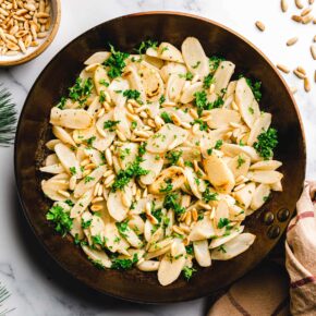 Schwarzwurzelgemüse mit gerösteten Pinienkernen