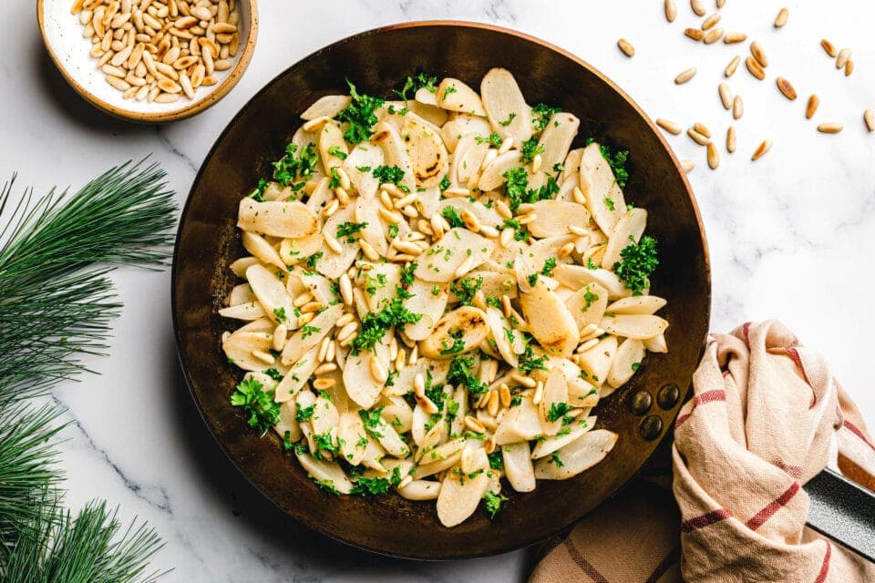 Schwarzwurzelgemüse mit gerösteten Pinienkernen · Eat this! Foodblog Schwarzwurzelgemüse mit gerösteten Pinienkernen · Eat this! Foodblog