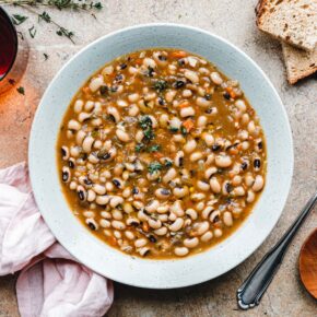 Rauchiger Eintopf mit Black Eyed Peas