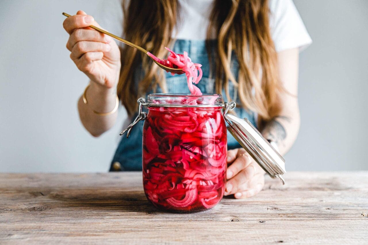 Schnelle pinke Zwiebel-Pickles