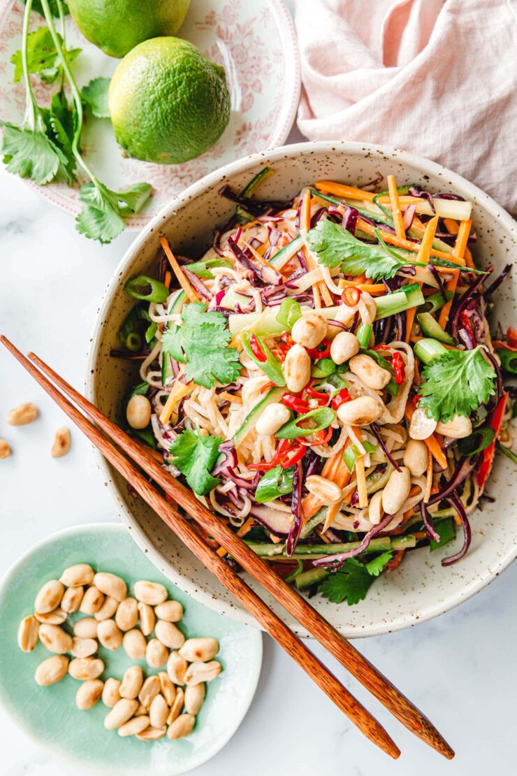 Reisnudelsalat mit Limetten-Erdnuss-Dressing · Eat this!