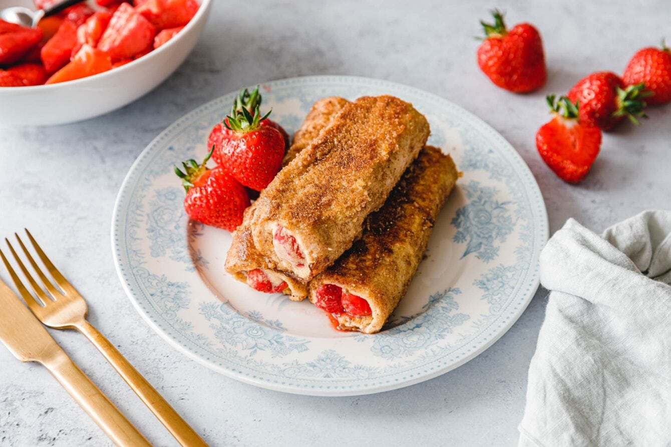 Vegane French Toast Roll-Ups mit mazerierten Erdbeeren