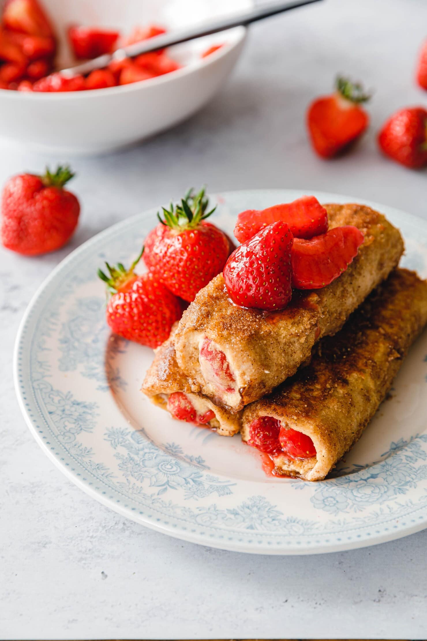 Vegane French Toast Roll Ups mit mazerierten Erdbeeren · Eat this ...