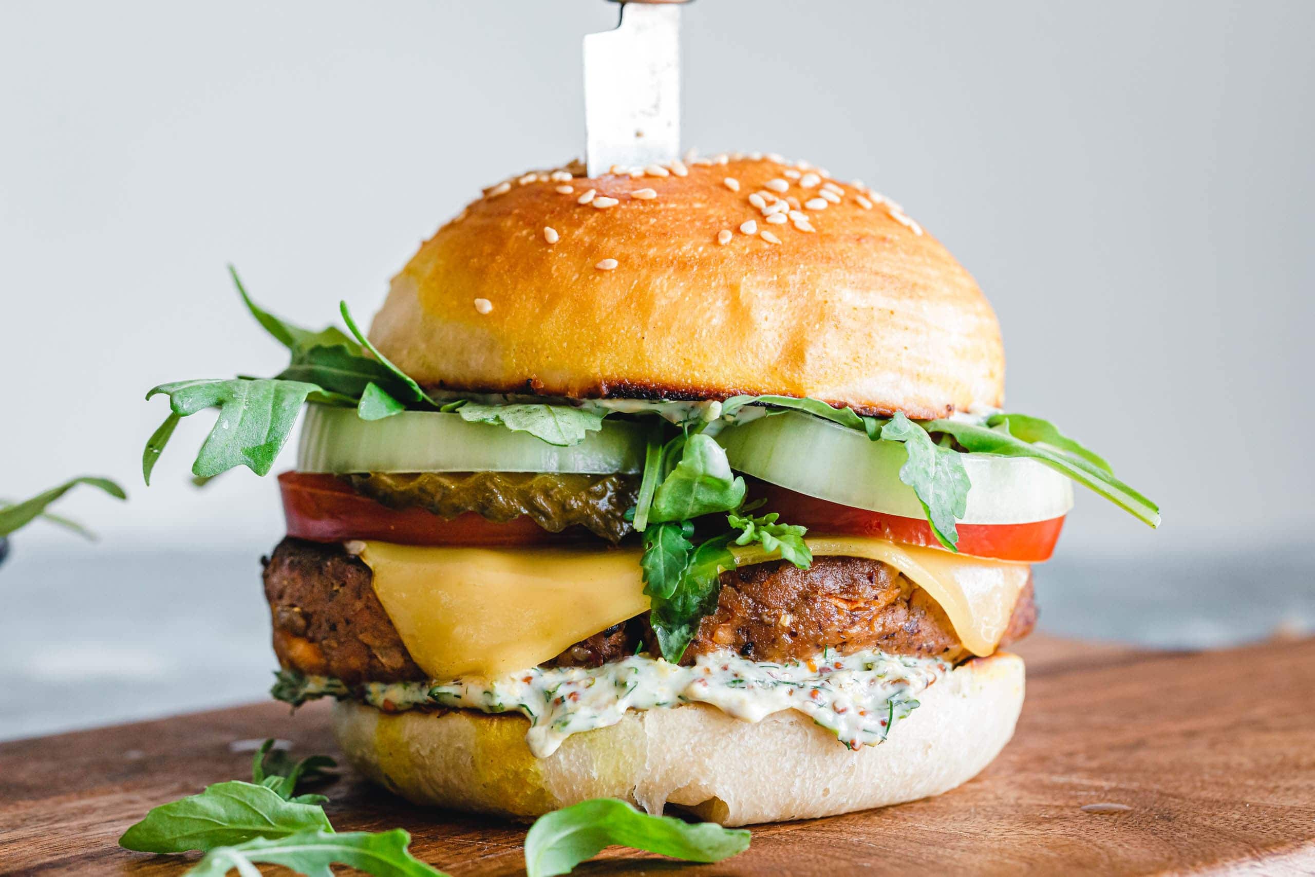 Veganer Tempeh-Cheeseburger mit Kräuter-Senf-Sauce