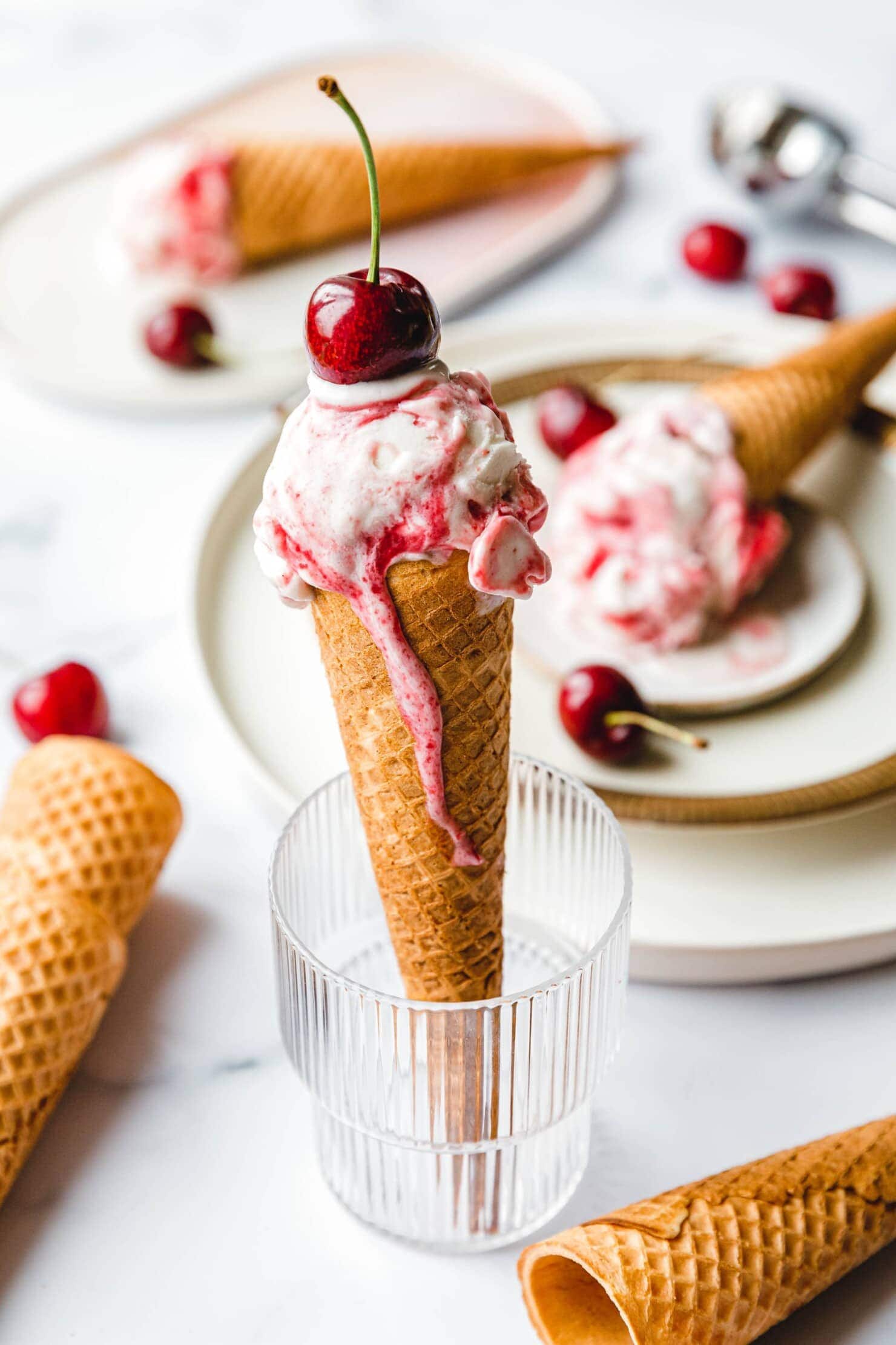 Veganes Sahne-Kirscheis mit Tonkabohne · Eat this!