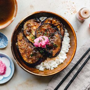 Japanisches Donburi mit geschmorter Aubergine