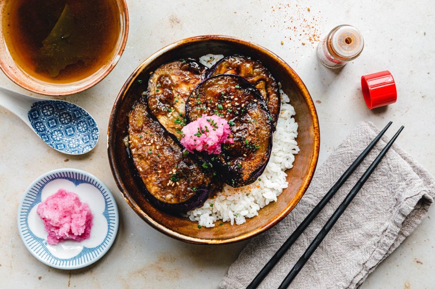 Japanisches Donburi mit geschmorter Aubergine · Eat this!