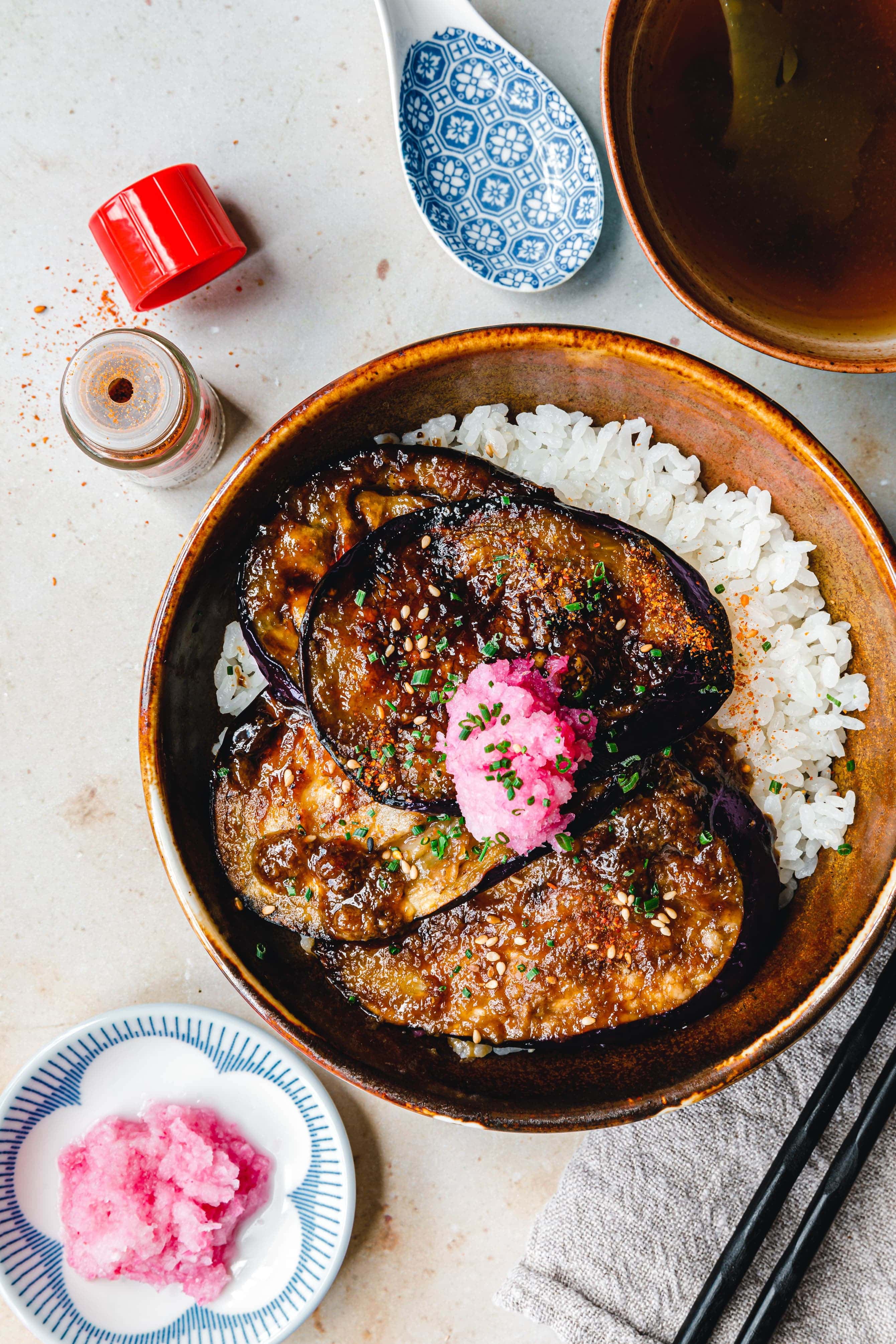 Japanisches Donburi mit geschmorter Aubergine · Eat this!