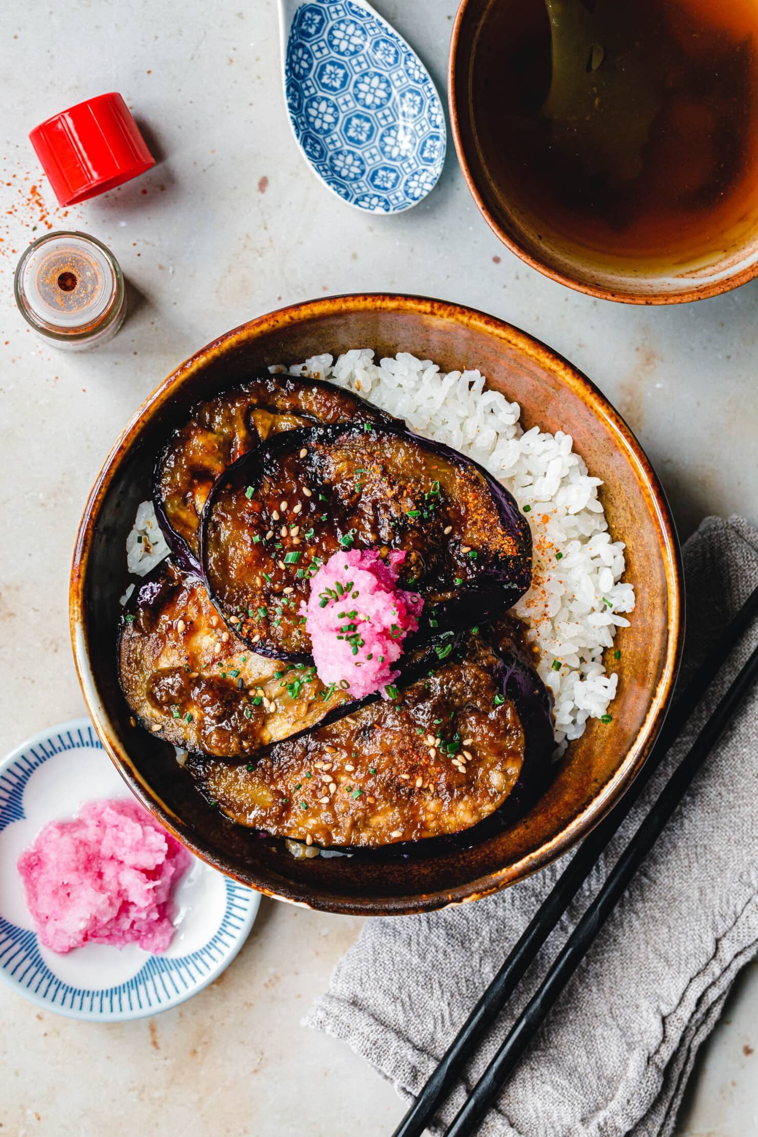 Japanisches Donburi mit geschmorter Aubergine · Eat this!