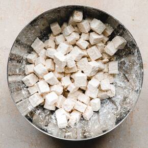Mit Maisstärke panierter Tofu