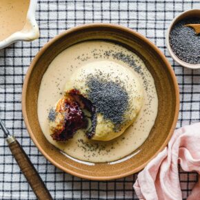 Vegane Germknödel mit Zwetschgenmus