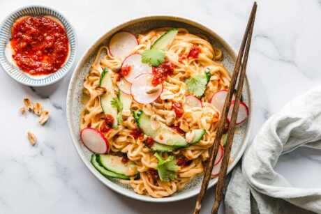 Schnelle Erdnussbutternudeln mit Sambal