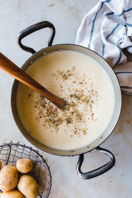 Vegane Kartoffelcremesuppe mit Brezel-Croûtons