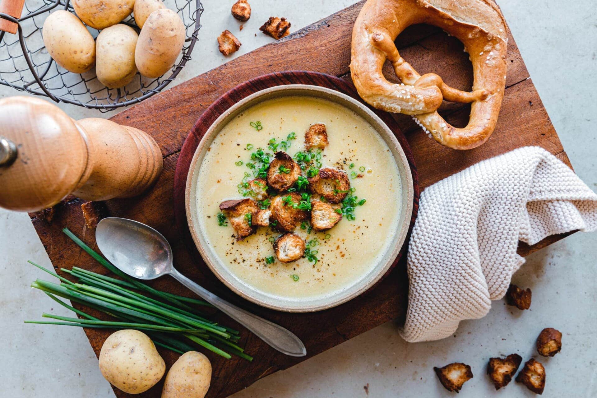 Vegane Kartoffelcremesuppe mit Brezel-Croûtons · Eat this!