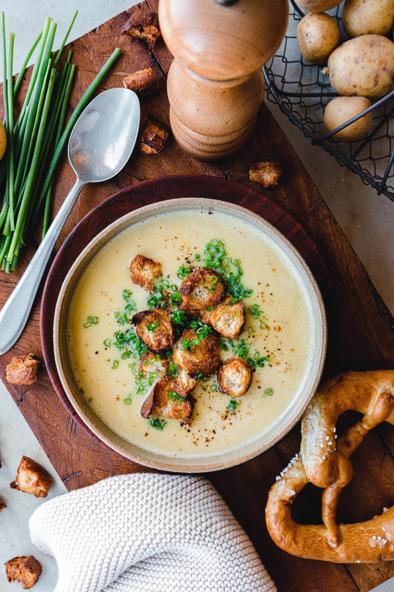 Vegane Kartoffelcremesuppe mit Brezel-Croûtons · Eat this! Vegane Kartoffelcremesuppe mit Brezel-Croûtons · Eat this!