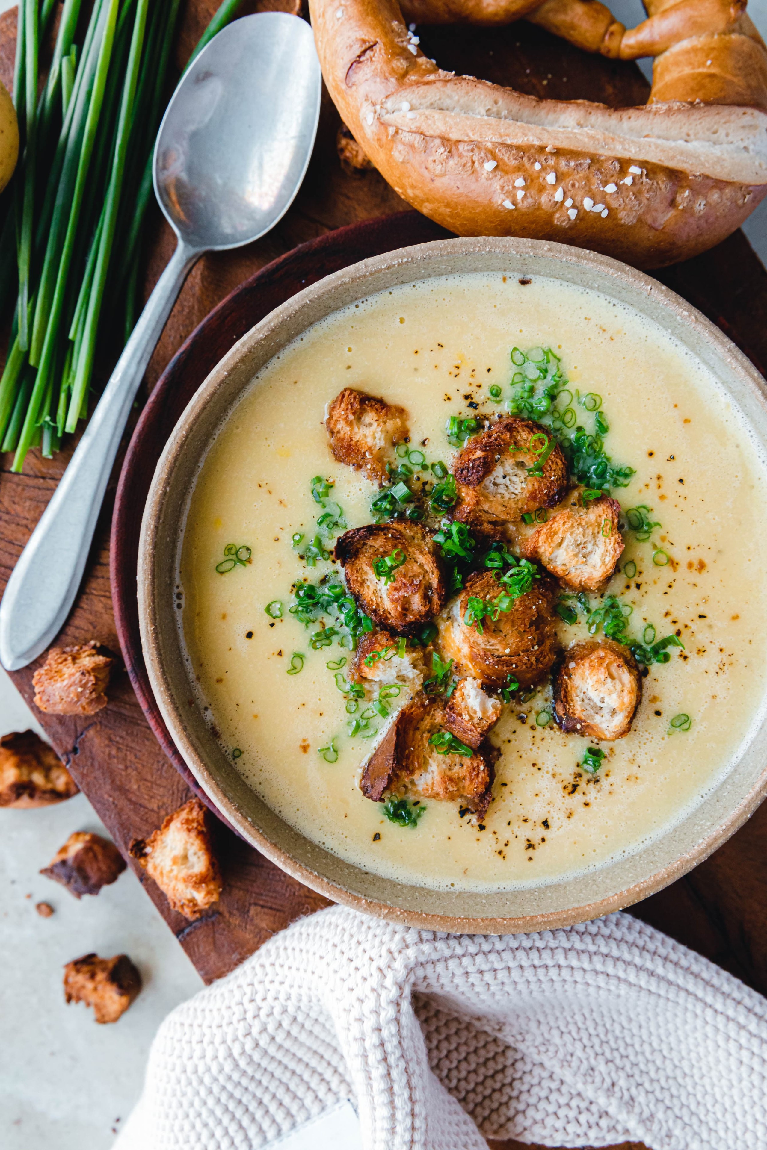 Vegane Kartoffelcremesuppe mit Brezel-Croûtons · Eat this!