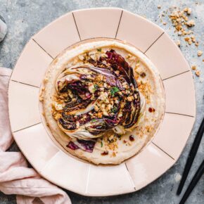 Gebratener Radicchio auf weißem Bohnenmus