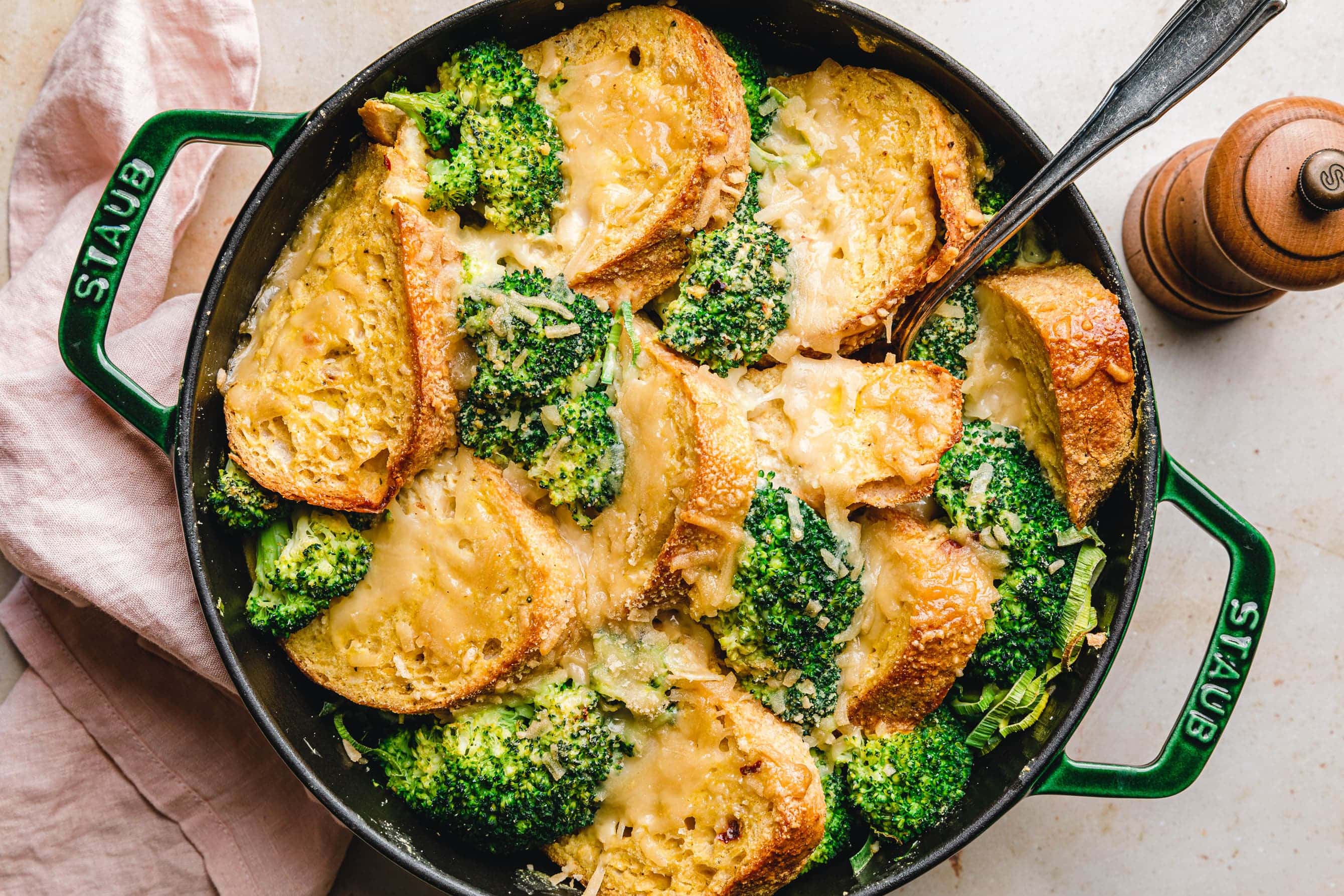 Veganer Brotauflauf mit Brokkoli & Lauch