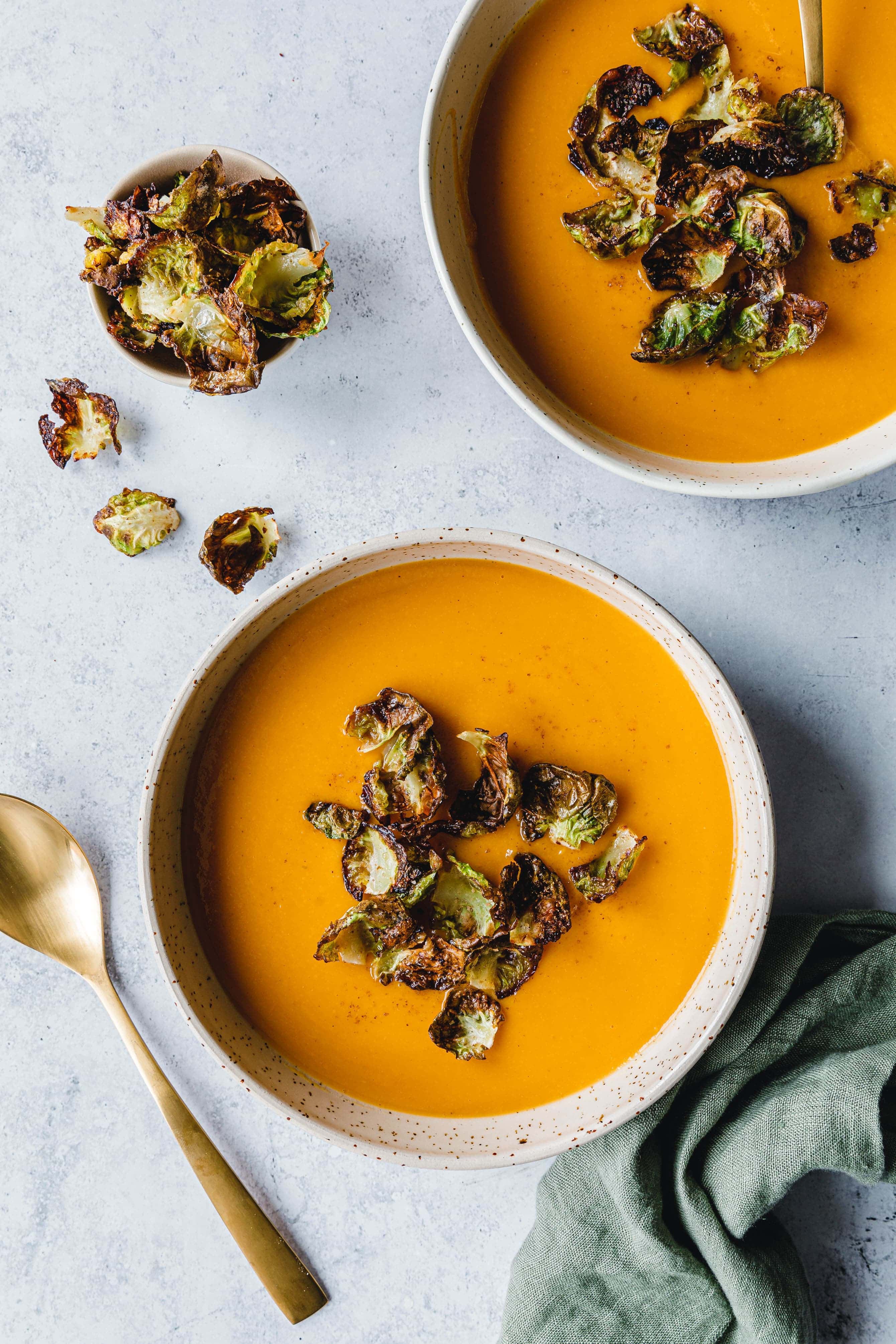 Cremige Süßkartoffelsuppe mit rauchigen Rosenkohl-Chips · Eat this!