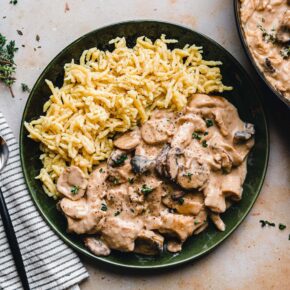 Veganes „Hähnchengeschnetzeltes“ mit Pilzen & Spätzle