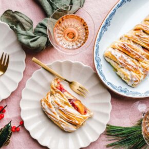 Veganer Cheesecake-Apfelstrudel mit Preiselbeeren