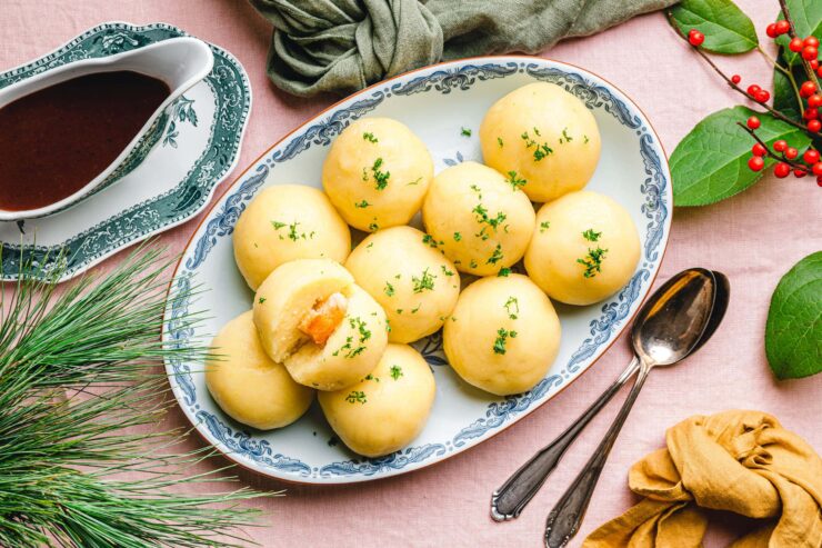 Knödel-Auflauf mit veganer Winter-Bolognese · Eat this! Foodblog