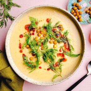 Geröstete Blumenkohl-Knoblauch-Suppe mit Kichererbsen