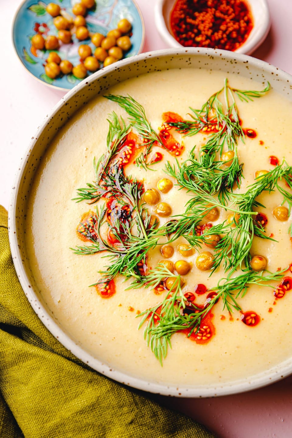 Geröstete Blumenkohl-Knoblauch-Suppe mit Kichererbsen