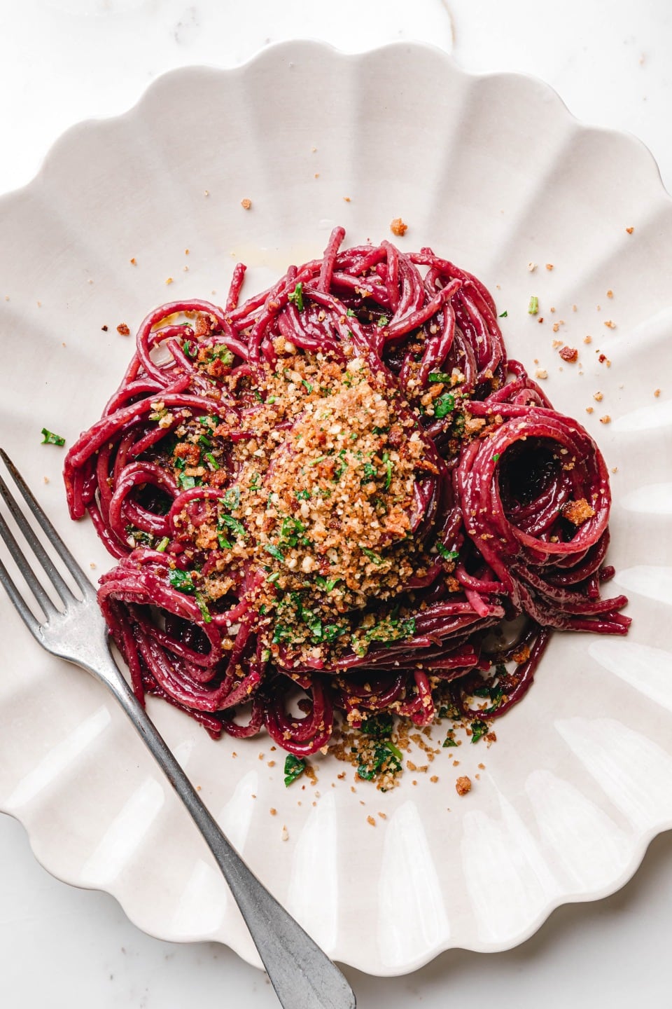 Rotwein-Spaghetti mit Kräuter-Nuss-Pangrattato