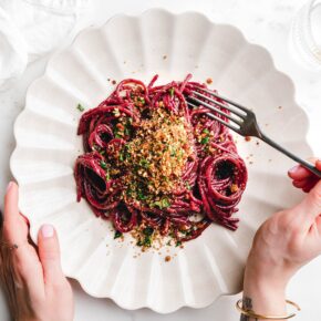 Rotwein-Spaghetti mit Kräuter-Nuss-Pangrattato