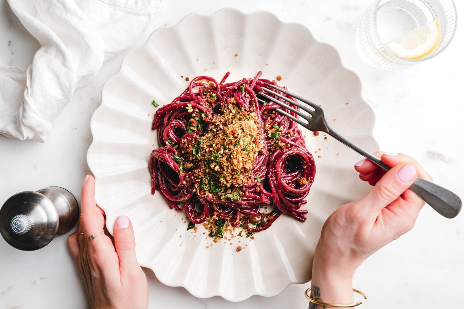 Rotwein-Spaghetti mit Kräuter-Nuss-Pangrattato · Eat this!