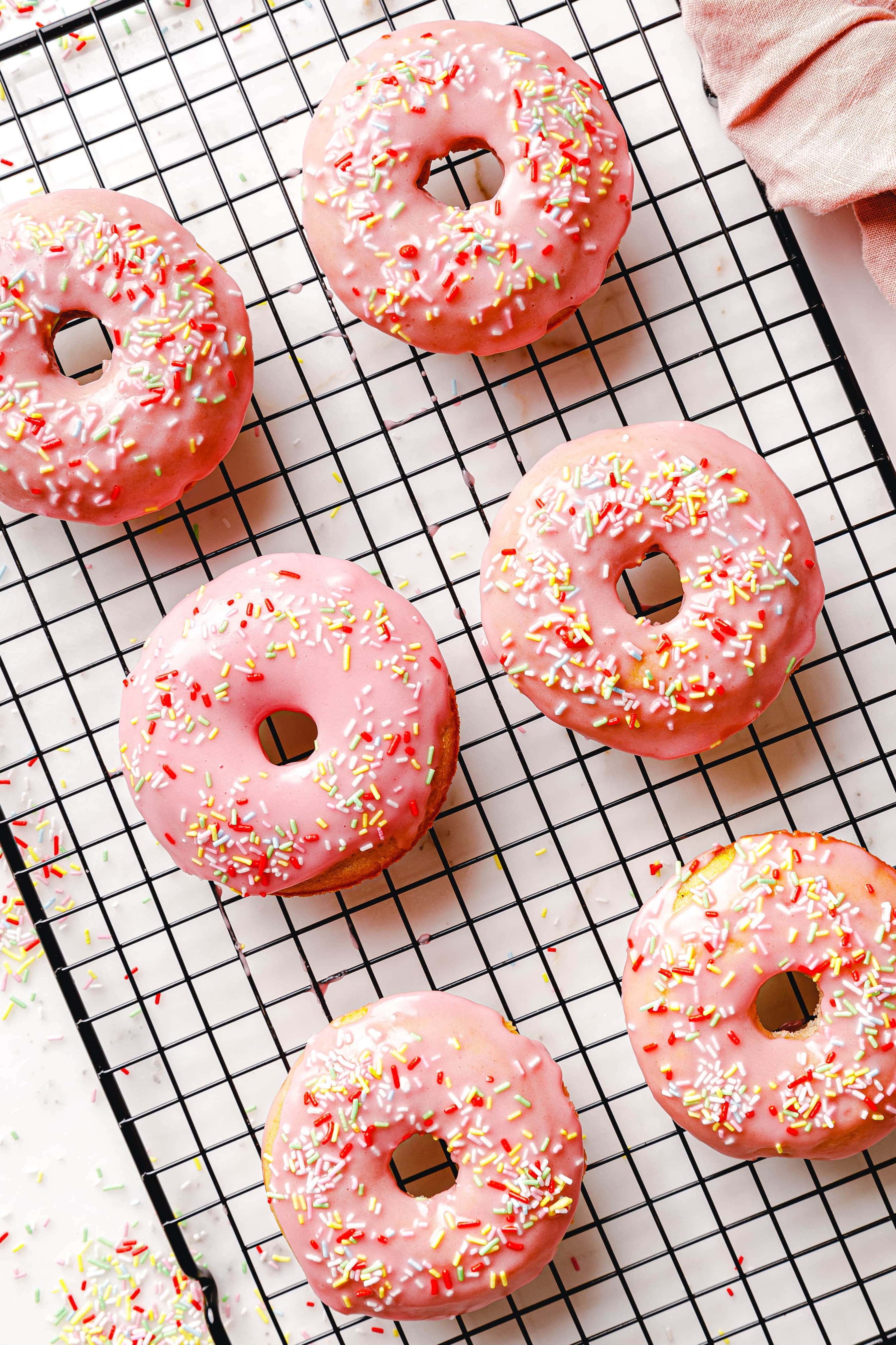 Vegane FunfettiDonuts aus dem Ofen · Eat this!