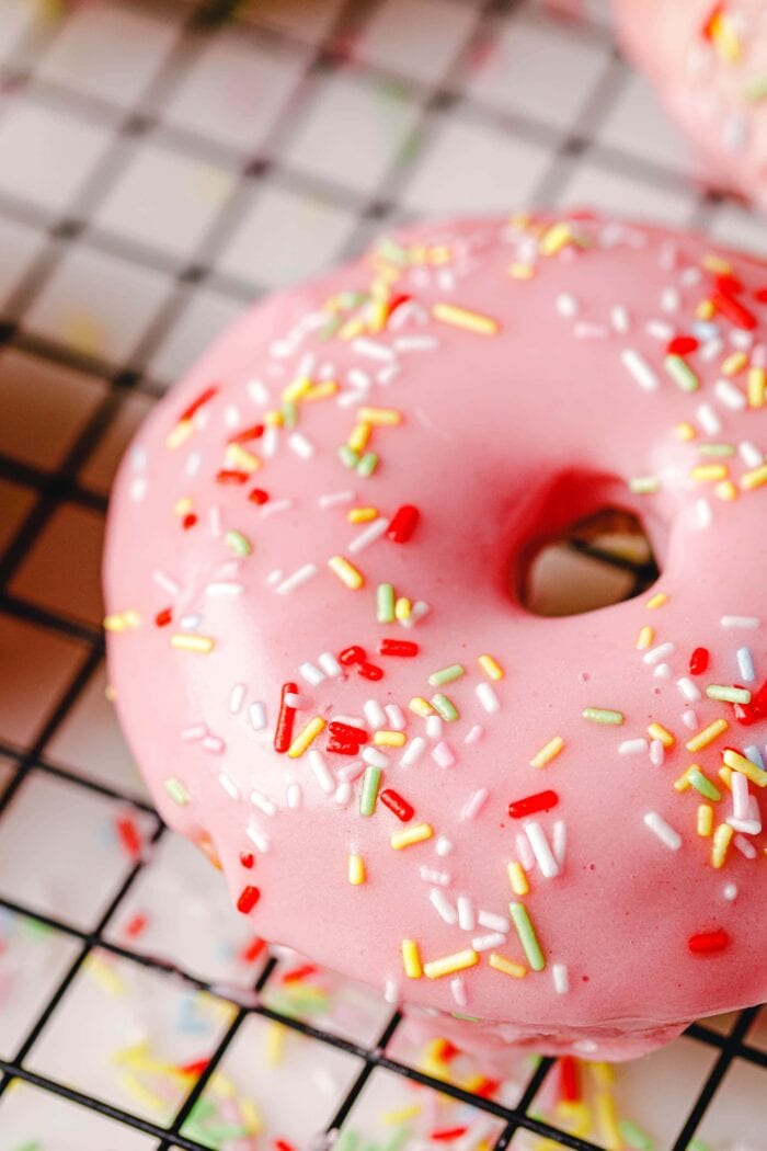 Vegane Funfetti-Donuts aus dem Ofen