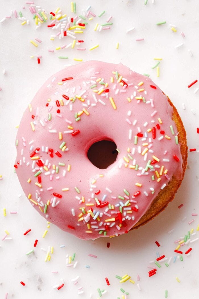 Vegane Funfetti-Donuts aus dem Ofen