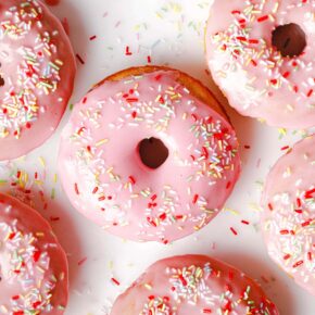 Vegane Funfetti-Donuts aus dem Ofen