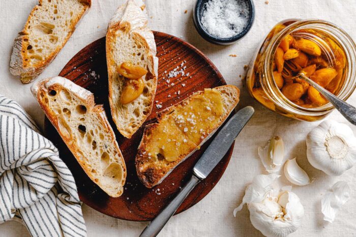 Bohnen-Meerrettich-Hummus mit geröstetem Knoblauch · Eat this!