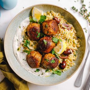 Griechische Bohnenbällchen mit Zitronen-Oliven-Orzo
