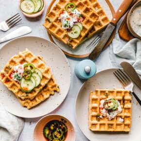 Vegane Frühlingszwiebel-Waffeln mit Räuchertofu