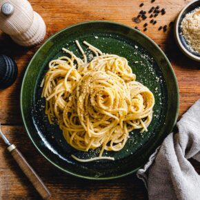 Vegane Spaghetti Cacio e pepe mit fermentiertem Tofu