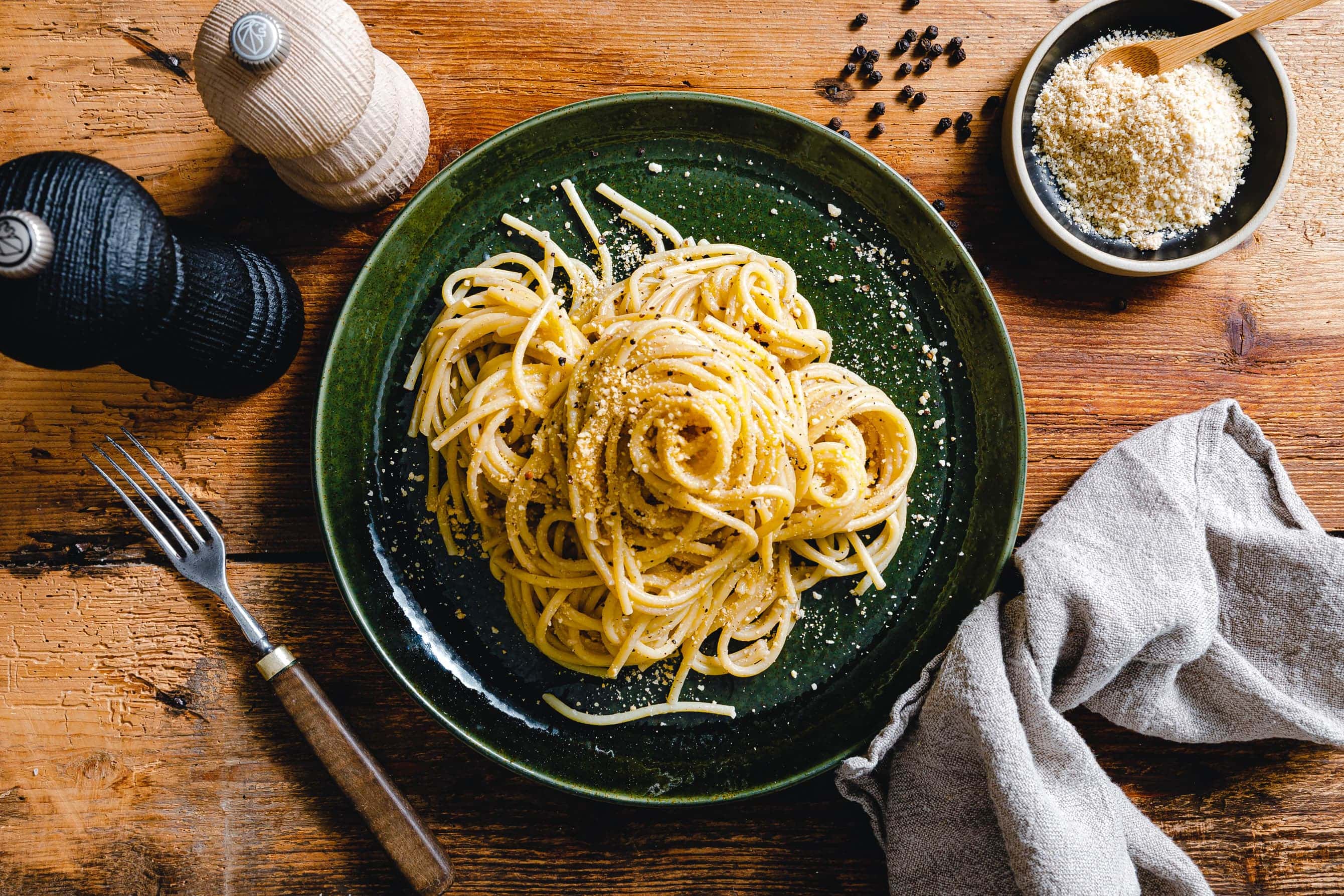 Vegane Spaghetti Cacio e pepe mit fermentiertem Tofu