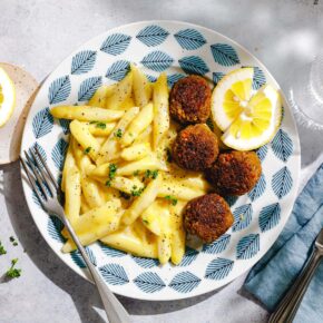 Grünkern-Hackbällchen mit Senf-Spargelragout