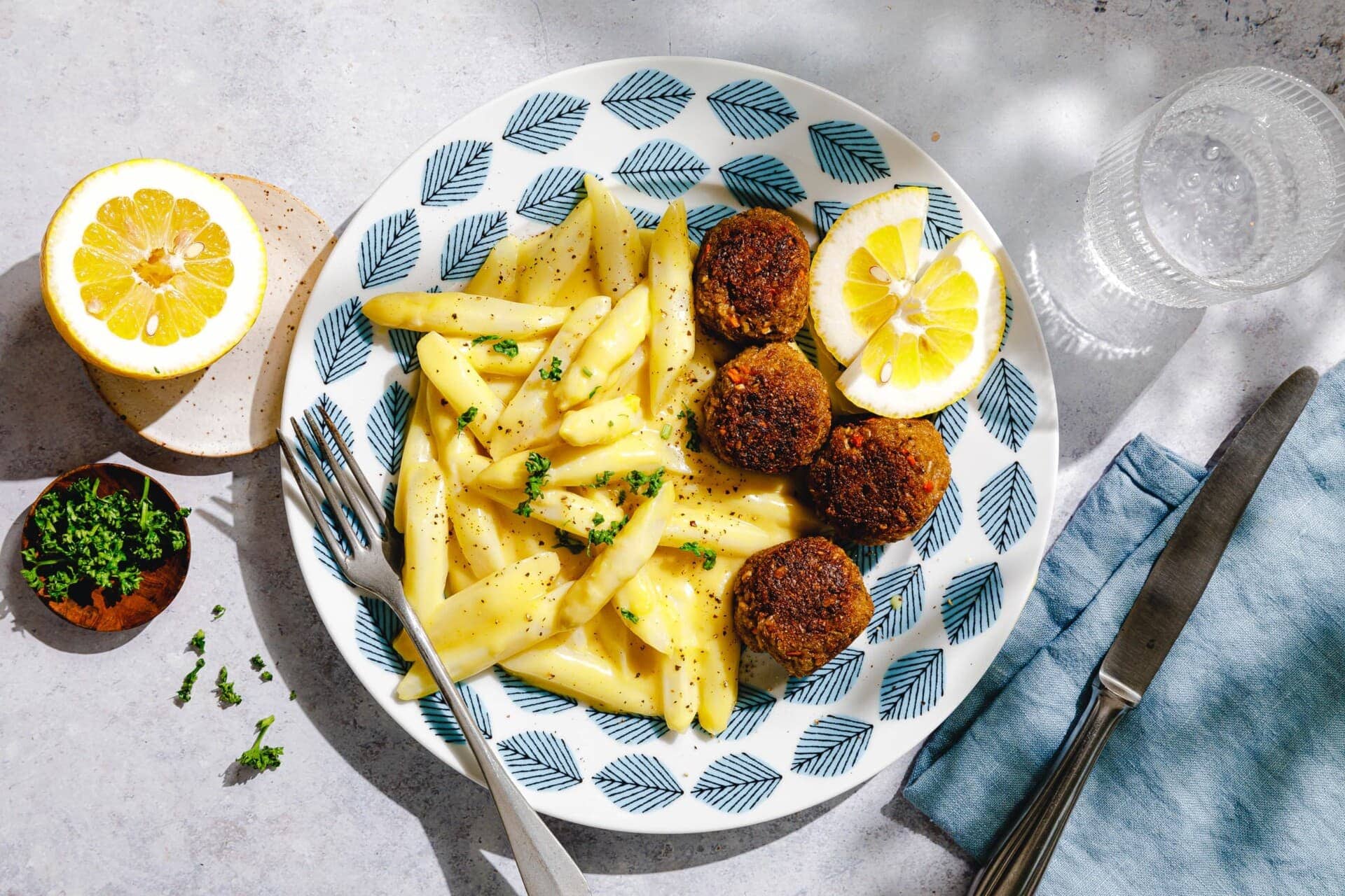 Grünkern-Hackbällchen mit Senf-Spargelragout · Eat this! Grünkern-Hackbällchen mit Senf-Spargelragout · Eat this!