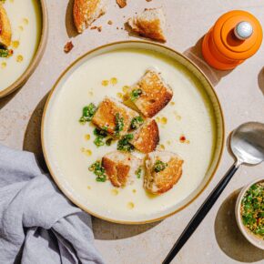Vegane Spargelcremesuppe mit Zitronengras & Frühlingszwiebelöl
